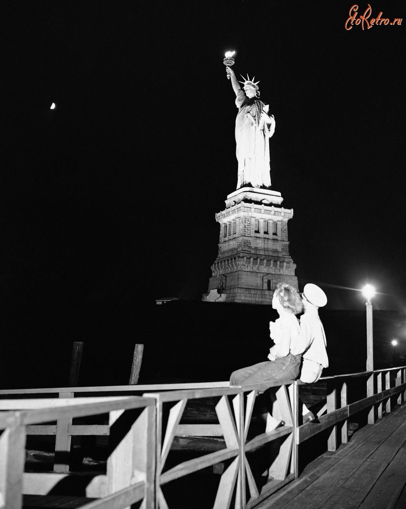 Нью-Йорк - Ста?туя Свобо?ды (англ. Statue of Liberty, полное название — Свобо?да, озаря?ющая мир, англ. Liberty Enlightening the World) США,  Нью-Джерси