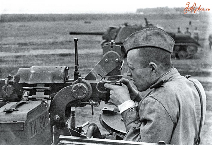 Солдаты и офицеры Советской армии - Стрельба из пулемёта ДШК на СУ-152