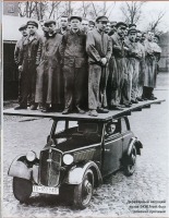 Ретро автомобили - Демонстрация прочности деревянного корпуса немецкого автомобиля DKW F8