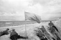 Польша - Разведчики из части полковника Н.В. Рогова Второго Белорусского фронта, первыми вышли к Балтийскому морю в районе города Кеслин и водрузившие здесь флаг