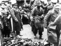 Берлин - Немецкие солдаты в Берлине сдаются в плен советским войскам.