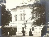Святогорск - Святогорск.  Монахи перед Свято- Успенской Лаврой.