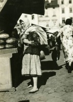 Львов - Львів.   Жінка біля кіоску з хлібом.  Фото Луїзи Арнер Бойд. 1934 р.
