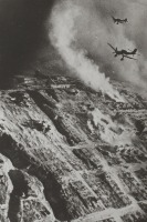Волгоград - Пара немецких бомбардировщиков Ю-87 в полёте над руинами Сталинграда.