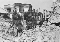 Волгоград - Немецкая пехота у разрушенного завода «Баррикады» в Сталинграде.