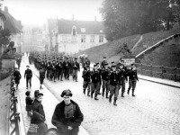 Бельгия - Бельгийские солдаты маршируют через Ворота (Meensepoort) Menin в Ypres .