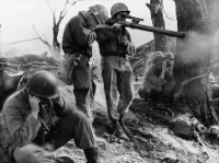 Франция - Выстрел из гранатомета отрядом Союзных войск, 1944 г.
