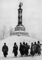 Тарутино - 1941 год. Наши солдаты у памятника 1812 года в селе Тарутино.
