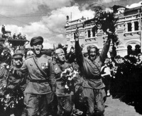 Солдаты и офицеры Советской армии - Встреча советских солдат-победителей