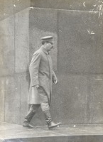 Ретро знаменитости - Фото Генерального секретаря ЦК ВКП(б) В.И. Сталина, идущего вдоль Мавзолея В.И. Ленина.