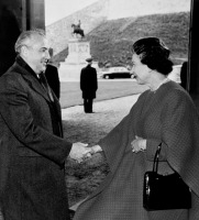 Ретро знаменитости - Королева Елизавета II и Михаил Горбачёв у входа в Виндзорский замок