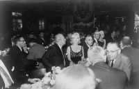 Ретро знаменитости - Мэрилин Монро на обеде в честь визита Н.С.Хрущева в Голливуд