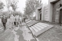 Ташкент - Руководители партии и Правительства Узбекистана у стены Героев мемориального кладбища в Ташкенте во время празднования Дня Победы