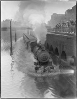 Железная дорога (поезда, паровозы, локомотивы, вагоны) - Паровоз с поездом на затопленной улице Бостона,США