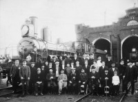 Железная дорога (поезда, паровозы, локомотивы, вагоны) - Железнодорожники у паровоза серии Ав