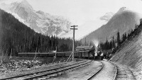 Железная дорога (поезда, паровозы, локомотивы, вагоны) - Паровоз типа 1-4-0  с поездом на Канадской Тихоокеанской ж.д.