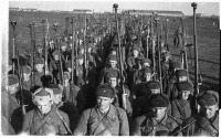 Войны (боевые действия) - Рота бронебойщиков РККА на марше.