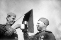 Калининград - Советские бойцы поднимают тост за победу