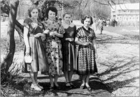 Калининград - Девушки гуляют в парке им.М.Калинина.