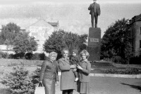 Гусев - На площади Победы, в сквере у памятника В. И. Ленину.