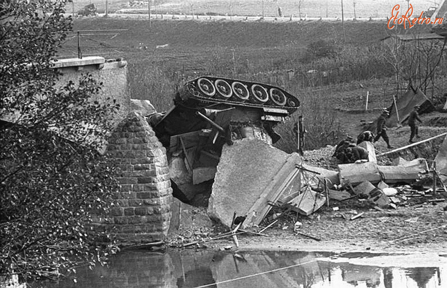 Калининградская область - Nemmersdorf. Abgestuerzter russischer Panzer.