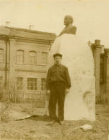 Венев - Венёв.  Бюст Ленина во дворе старой школы.1960 год.