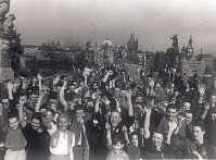 Прага - Население Праги встречает Советские войска, освободившие Чехословакию от оккупации