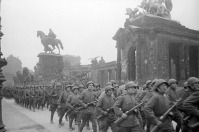 Берлин - Советские солдаты проходят строем по городской улице