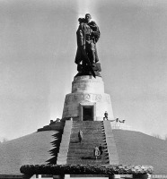 Берлин - Памятник советскому воину-победителю в Трептов-парке