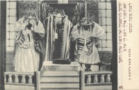 Ретро открытки - Три раввина со  склонёнными головами и символично поднятыми рукми