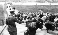 Магдебург - Переход перемещенных лиц через р.Эльбу; возвращение советских людей, угнанных в Германию