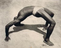 Нигерия - Нигерийский гимнаст.