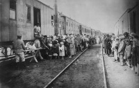 Железная дорога (поезда, паровозы, локомотивы, вагоны) - Дети в очереди за едой у врачебно-питательного поезда №3