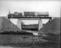 Железная дорога (поезда, паровозы, локомотивы, вагоны) - Узкоколейный паровоз фирмы Маннинг Уордл с поездом на мосту