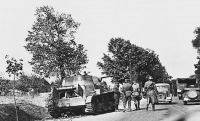 Военная техника - Немецкие солдаты возле польского танка 7ТР, брошенного на обочине дороги. Польша, сентябрь 1939 года
