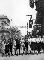 Калининград - Кёнигсберг. Штайндамм. Кёнигсбергская молодёжь, вдохновлённая идеями нацизма, гуляет по городу. 1940 год.