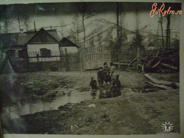 Усть-Омчуг - Жилые дома на берегу реки Детрин. 1959