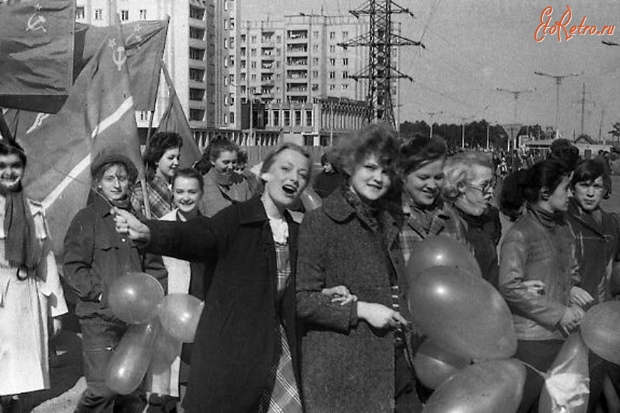 Волжск - Первомайская демонстрация. Колонна школы № 4 г. Волжска.