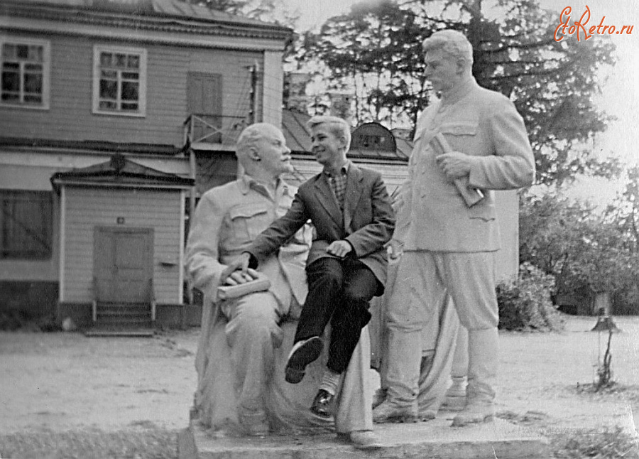 Ногинск - Усадьба Волхонка. Памятник Ленину и Сталину.