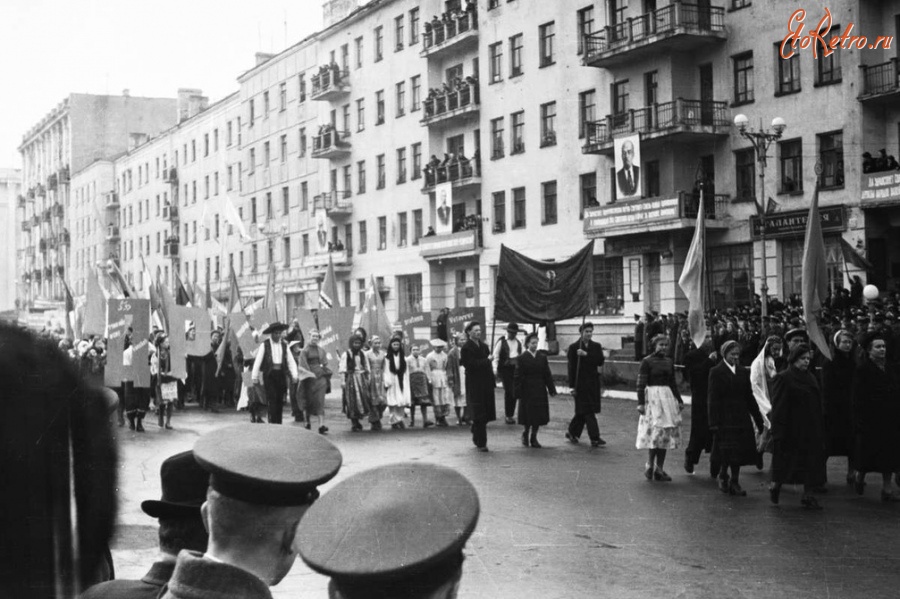 Мурманск - Мурманск 50-х гг. / 1958 г., Первомайская демонстрация / Дружба