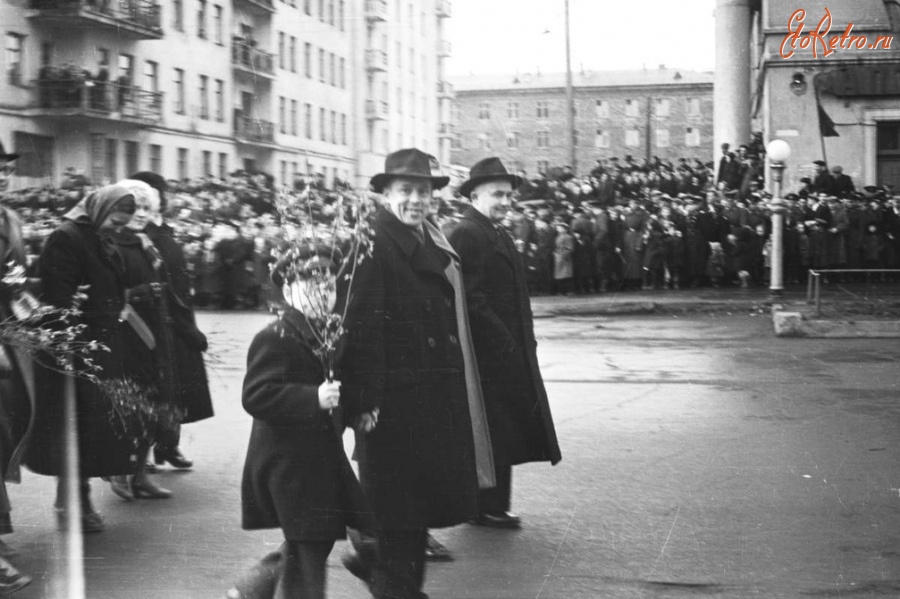 Мурманск - / Мурманск 50-х гг. / 1958 г., Первомайская демонстрация / Двубортные пальто