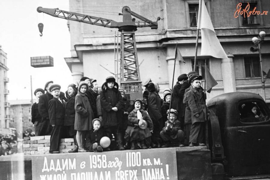 Мурманск - Мурманск 50-х гг. / 1958 г., Первомайская демонстрация / Дети и кран