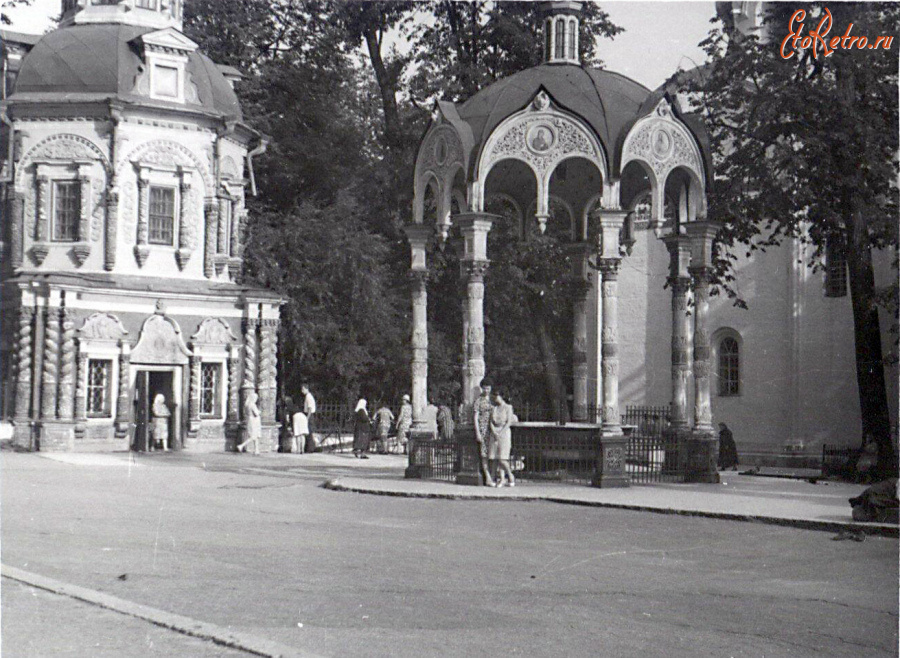 Сергиев  Посад - Троице-Сергиева лавра. Сень над бассейном со святой водой.