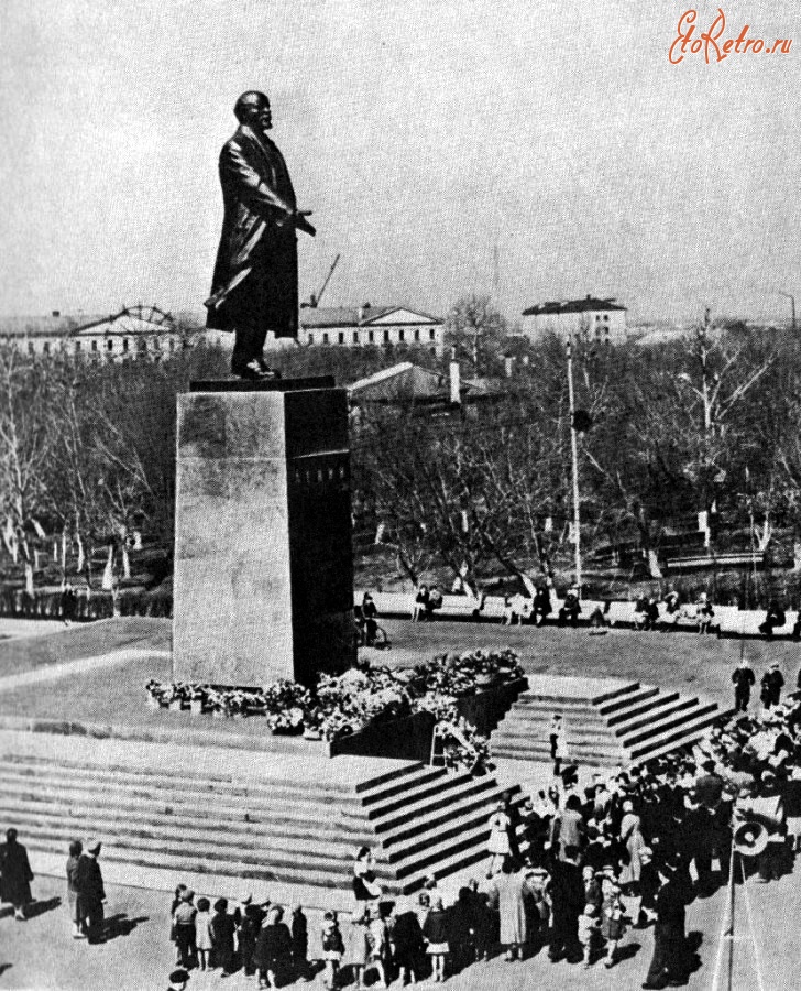 Оренбург - Памятник В.И.Ленину. Россия,  Оренбургская область,  Оренбург