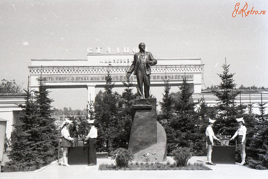 Ливны - Памятник В, И. Ленину у стадиона.