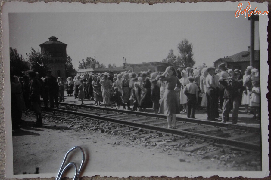 Мценск - Проводы молодёжи отправляемой на работу в нацистский III рейх, на железнодорожной станции Мценск, во время немецкой оккупации 1941-43 гг в Великой Отечественной войне