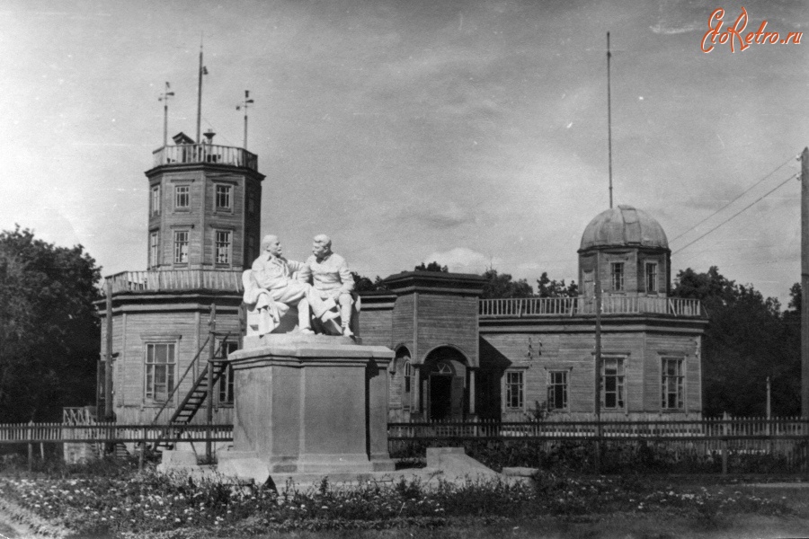 Пенза - Пенза. Ленин и Сталин в Горках. Lenin_Stalin_Planetarium Россия,  Пензенская область,  Пенза