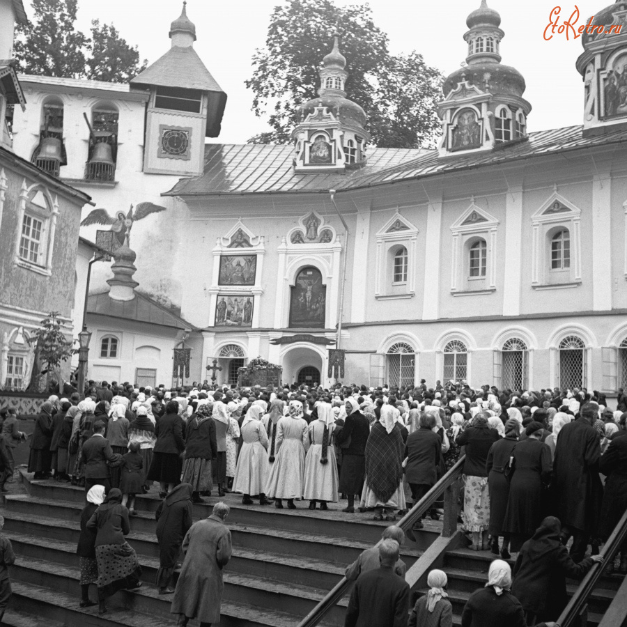 Печоры - Псково-Печерский монастырь. Ризница и звонница.