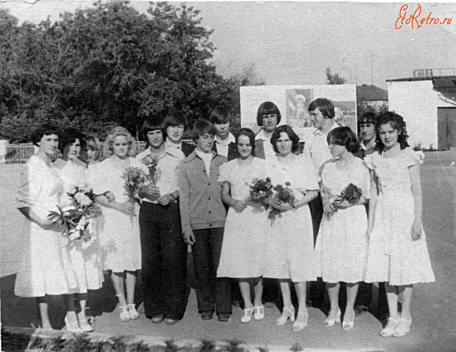 Рязанская область - Пителино. Выпускники Пителинской средней школы у Дома культуры.