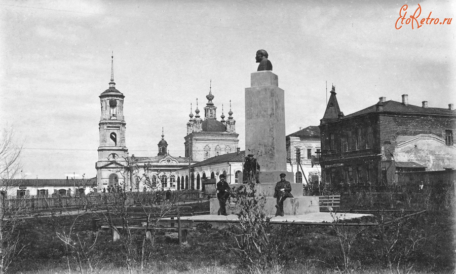 Скопин - Первый памятник Ленину на фоне Пятницкой церкви.